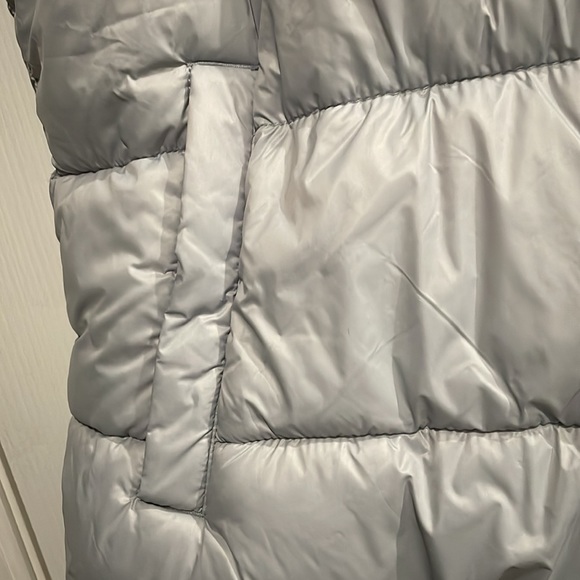 NWT women’s XXL Old Navy puffer vest - Picture 4 of 5